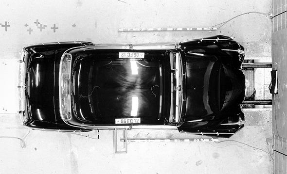 Caption orig.: Am Mercedes-Benz Typ 220 S wurde erstmals die selbsttragende Karosserie als Vorläufer der Sicherheitskarosserie verwirklicht. Hier das Fahrzeug nach einem Frontalaufprall, Crash 1985.