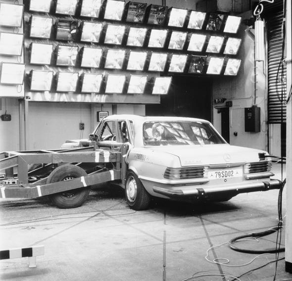 Caption orig.: Mercedes-Benz S-Klasse Typ 280 SE der Baureihe 116 - Seiten-Crash, 1979.