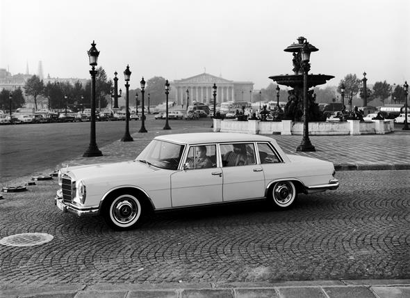 Mercedes-Benz Typ 600 Limousine aus dem Jahre 1963 (auf dem Place de la Concorde in Paris)