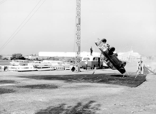 Caption orig.: Überschlagsversuch auf dem Prüfgelände in Sindelfingen mit Mercedes-Benz Typ 220 SEb Coupé an der Korkenzieherrampe (Anfahrgeschwindigkeit 80 km/h), 1962.