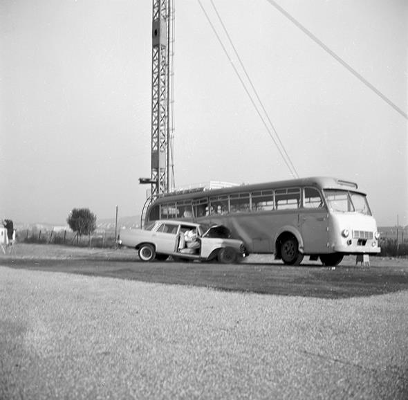 Caption orig.: "Aufprallversuche im Werk Sindelfingen der Daimler-Benz AG, 1962. Aufprall eines ""Heckflossen-Mercedes"" Typ 220 Sb mit einer Geschwindigkeit von 86-km/h auf einen Omnibus."