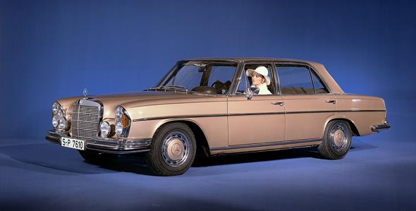 Mercedes-Benz 300 SEL 6.3 (W 109) aus dem Jahr 1968. Der aus dem Typ 600 bekannte V8-Motor machte aus der komfortablen Oberklasse-Limousine ein veritables Hochleistungsfahrzeug mit den Fahrleistungen eines Sportwagens.
