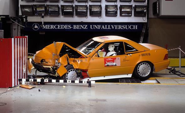 Caption orig.: Der Überlebensraum bleibt auch beim besonders harten Offset-Crash gegen die starre Barriere intakt. Dabei hilft die besondere Konstruktion der A-Säulen, die aus hochfestem Stahlblech bestehen und im Bereich der Türoberkanten mit einem hoc