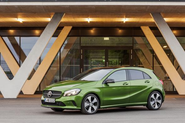A 220d 4MATIC (Style), Elbaitgrün. Interieur Schwarz / Grün A 220d 4MATIC (Style), elbaite green, Interior black / green