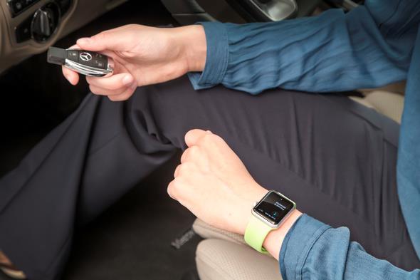 MB Companion AppZielsicher von Tür-zu-Tür mit der MB Companion App: Die MB Companion App ermöglicht es Mercedes-Benz Kunden; nach Zielen auf der Apple Watch oder dem iPhone zu suchen und diese dann als komplette „Tür-zu-Tür-Navigation“ mit ihrem Fahrzeug zu verknüpfen.