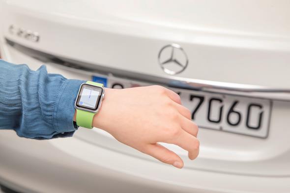 MB Companion AppZielsicher von Tür-zu-Tür mit der MB Companion App: Die MB Companion App ermöglicht es Mercedes-Benz Kunden; nach Zielen auf der Apple Watch oder dem iPhone zu suchen und diese dann als komplette „Tür-zu-Tür-Navigation“ mit ihrem Fahrzeug zu verknüpfen.