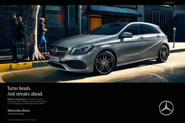 A-Klasse, W176 (2015) - Anzeigemotiv: Zieht Blicke auf sich. Una anderen vorbei.