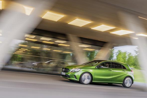 A 220d 4MATIC (Style), Elbaitgrün. Interieur Schwarz / Grün A 220d 4MATIC (Style), elbaite green, Interior black / green