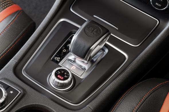 Mercedes-AMG A 45 4MATIC AMG DRIVE UNIT mit dem neuen AMG DYNAMIC SELECT Controller, AMG DRIVE UNIT with the new AMG DYNAMIC SELECT Controller