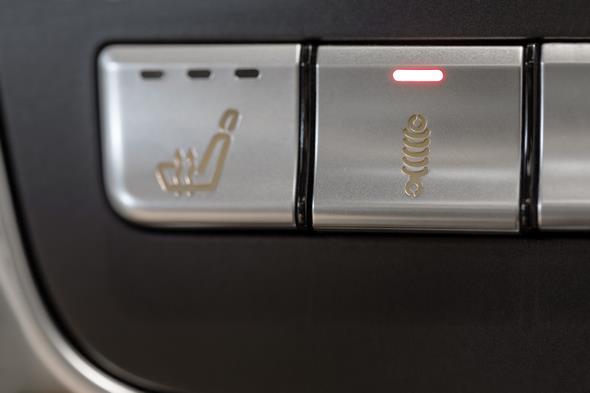 Mercedes-AMG A 45 4MATIC, das AMG RIDE CONTROL Sportfahrwerk bietet 2 verschiedene Fahrwerksstufen: Per Knopfdruck kann der Fahrer zwischen „Comfort“ und „Sport“ wählen the AMG RIDE CONTROL sports suspension provides 2 different suspension levels: at the push of a button, the driver can choose between "Comfort" and "Sport"