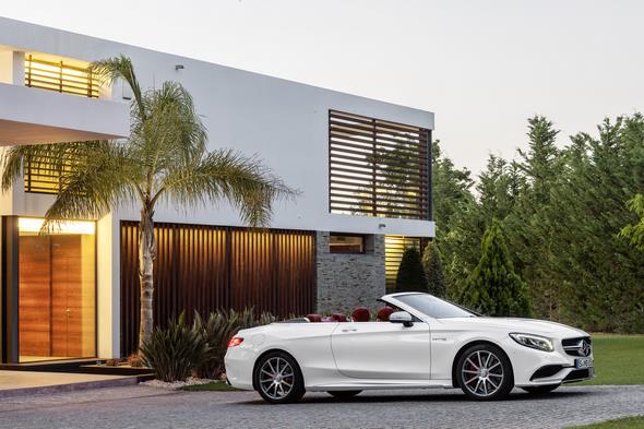 Mercedes-AMG S 63 4MATIC Cabriolet; designo diamantweiß bright Interieur: bengalrot/schwarz designo diamond white bright,