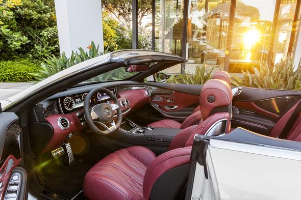 Mercedes-AMG S 63 4MATIC Cabriolet; designo diamantweiß bright Interieur: bengalrot/schwarz designo diamond white bright,