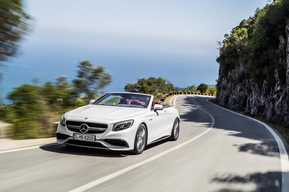 Mercedes-AMG S 63 4MATIC Cabriolet; designo diamantweiß bright Interieur: bengalrot/schwarz designo diamond white bright,