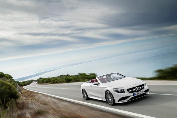 Mercedes-AMG S 63 4MATIC Cabriolet; designo diamantweiß bright Interieur: bengalrot/schwarz designo diamond white bright,
