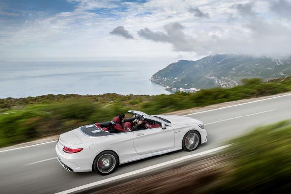 Mercedes-AMG S 63 4MATIC Cabriolet; designo diamantweiß bright Interieur: bengalrot/schwarz designo diamond white bright,