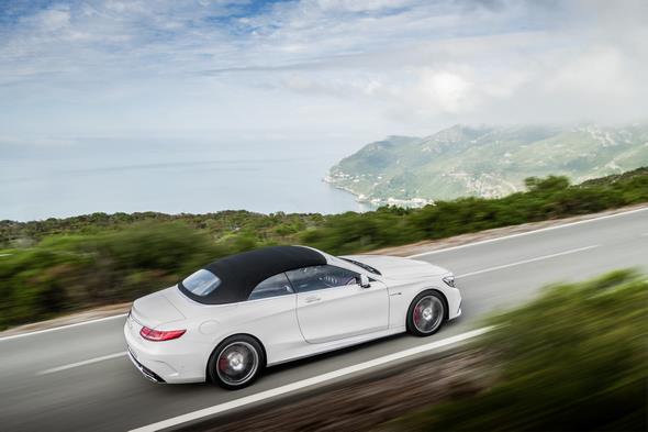 Mercedes-AMG S 63 4MATIC Cabriolet; designo diamantweiß bright Interieur: bengalrot/schwarz designo diamond white bright, Verdeck schwarz