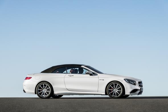Mercedes-AMG S 63 4MATIC Cabriolet; designo diamantweiß bright Interieur: bengalrot/schwarz designo diamond white bright, Verdeck schwarz