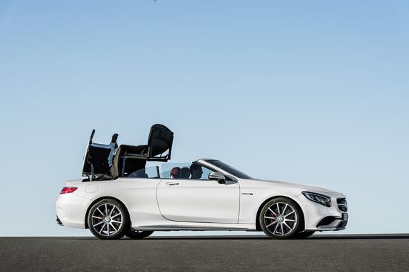 Mercedes-AMG S 63 4MATIC Cabriolet; designo diamantweiß bright Interieur: bengalrot/schwarz designo diamond white bright, Verdeck schwarz