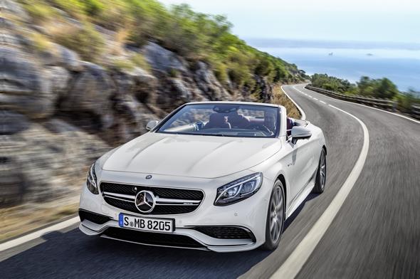Mercedes-AMG S 63 4MATIC Cabriolet; designo diamantweiß bright Interieur: bengalrot/schwarz designo diamond white bright,