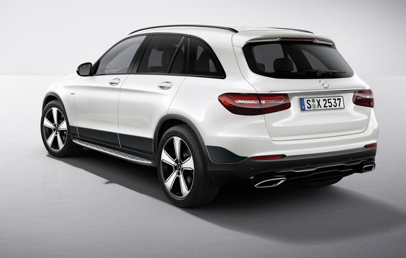 Original-Zubehör für den GLC: Mercedes-Benz Sport Equipment Design Seitenverkleidung, Trittbrett, Dachspoiler, hochglanzverchromte Heckzierleiste und 5-Speichen-Rad (Oberfläche: schwarz, glanzgedreht (Rad: 8,5 J x 20 ET 40)) Mercedes-Benz GLC genuine accessories: Mercedes-Benz Sport Equipment, design side trim, running board, roof spoiler, high-sheen chromed rear trim strip and 5-spoke wheel (finish: black, high-sheen (wheel: 8.5 J x 20 ET 4))