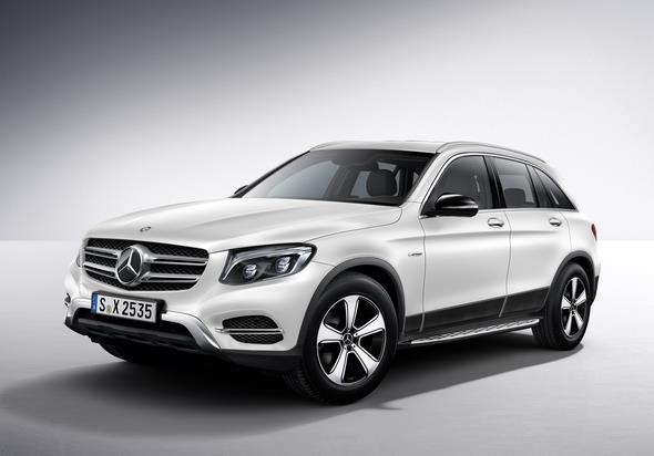 Original-Zubehör für den GLC: Mercedes-Benz Sport Equipment Design Front –und Seitenverkleidung, Zierblende, Trittbrett und 5-Speichen-Rad (Oberfläche: schwarz, glanzgedreht (Rad: 8,5 J x 20 ET 40)) Mercedes-Benz GLC genuine accessories: Mercedes-Benz Sport Equipment, design front and side trim, running boards and 5-spoke wheel (finish: black, high-sheen (wheel: 8.5 J x 20 ET 4))