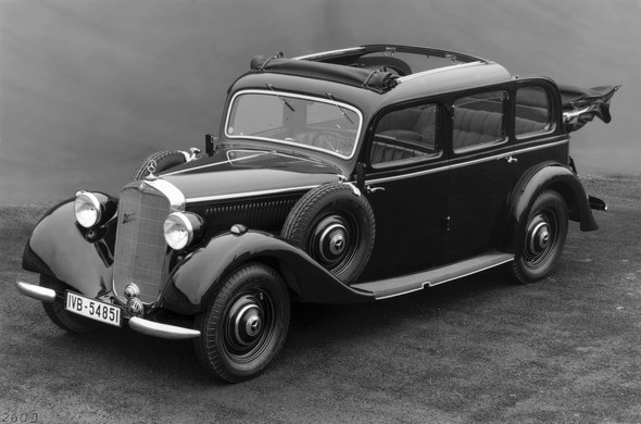 Der Mercedes-Benz 260 D ist 1936 der erste in Serie gebaute Diesel-Personenwagen der Welt. Er überzeugt mit Tugenden, die noch heute für den Diesel sprechen: Er ist robust, zuverlässig und langlebig und besticht außerdem durch seine herausragende Wirtschaftlichkeit. Er verbraucht nicht nur rund vier Liter Kraftstoff je 100 Kilometer weniger als sein Benzinpendant, der Dieselsprit kostet 1936 auch nur etwa die Hälfte. Deshalb ist der 45 PS/33 kW starke Selbstzünder bei Taxifahrern sehr begehrt. Den 260 D gibt es in zahlreichen Karosserieversionen, auch als Landaulet.