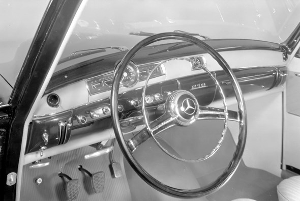 "Ponton-Mercedes" Typ 219, 1956-1959. Übersichtliches Armaturenbrett mit Winker, Signalgeber, Lichthupe und Schalthebel am Lenkrad.