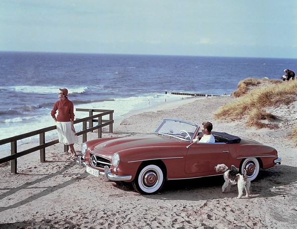 Zeitgenössisches Werbefoto des 190 SL aus den 1950er-Jahren auf der Ferieninsel Sylt in der Nachmittagssonne. Der 190 SL findet schnell sein status- und designbewusstes Publikum als eleganter und zuverlässiger Traumwagen, der finanziell erreichbar bleibt.