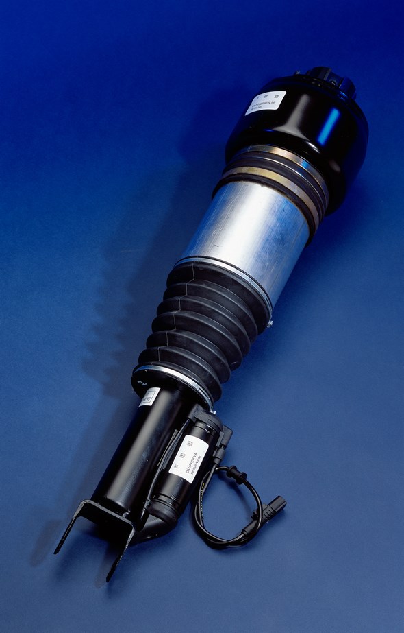 Mercedes-Benz Typ E 500, Limousine der Baureihe 211. Fahrwerkstechnik. Die neue Vierlenker-Vorderachse kombiniert Mercedes-Benz beim Topmodell E 500 serienmäßig mit der AIRMATIC DC.