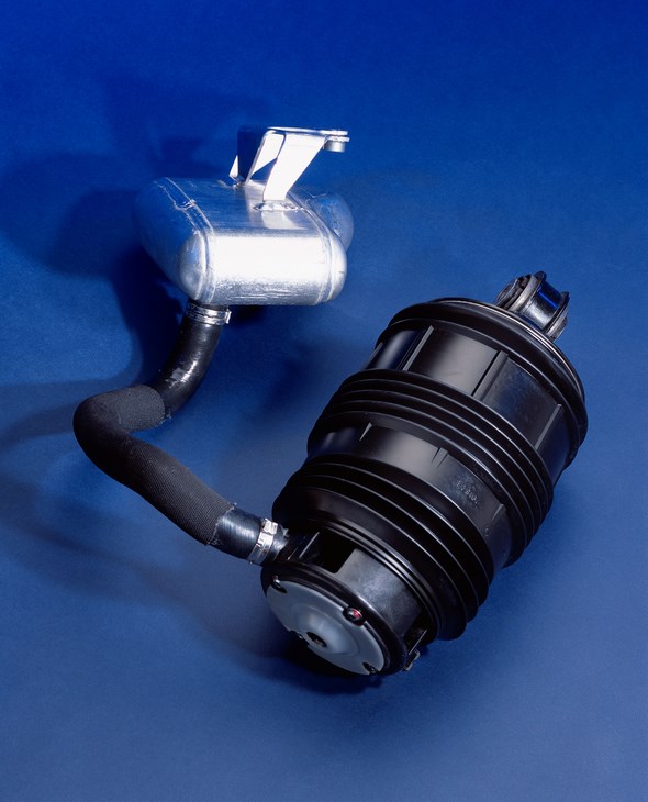 Mercedes-Benz E-Klasse Limousine der Baureihe 211. Fahrwerkstechnik. Bei Ausstattung mit AIRMATIC DC sind die Luftfedern separat am Achskörper befestigt.