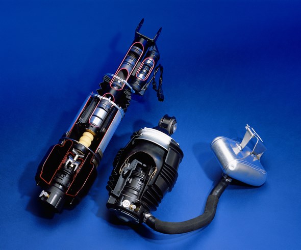 Mercedes-Benz Typ E 500, der Baureihe 211. Fahrwerkstechnik. Die neue Vierlenker-Vorderachse kombiniert Mercedes-Benz beim Topmodell E 500 serienmäßig mit der AIRMATIC DC.