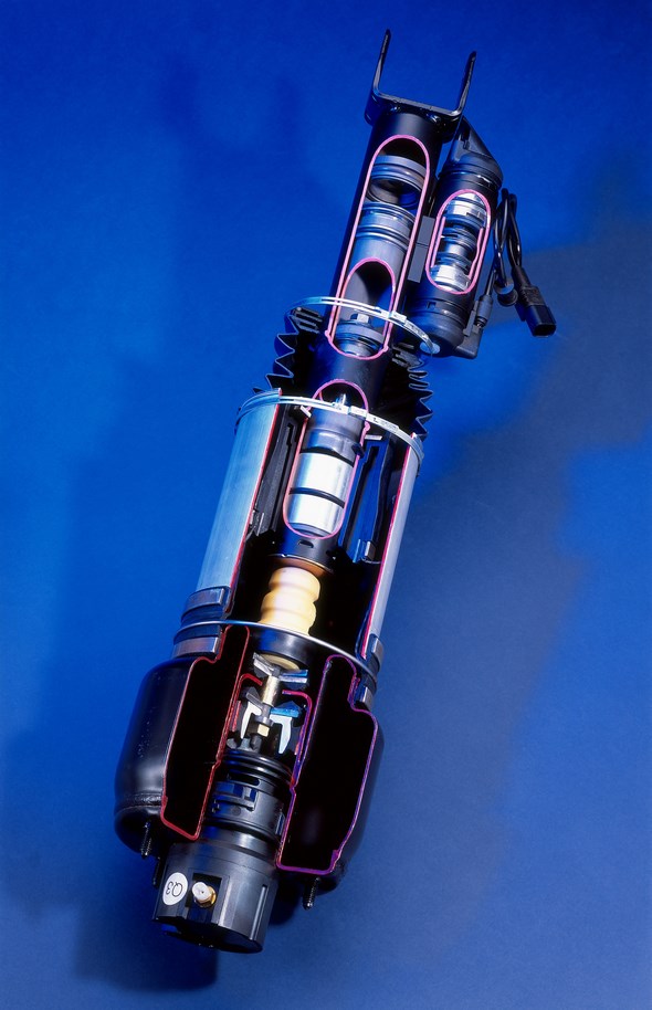 Mercedes-Benz Typ E 500, der Baureihe 211. Fahrwerkstechnik. Die neue Vierlenker-Vorderachse kombiniert Mercedes-Benz beim Topmodell E 500 serienmäßig mit der AIRMATIC DC.