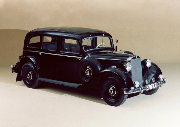 Der Mercedes-Benz 260 D ist 1936 der erste in Serie gebaute Diesel-Personenwagen der Welt. Er überzeugt mit Tugenden, die noch heute für den Diesel sprechen: Er ist robust, zuverlässig und langlebig und besticht außerdem durch seine herausragende Wirtschaftlichkeit. Er verbraucht nicht nur rund vier Liter Kraftstoff je 100 Kilometer weniger als sein Benzinpendant, der Dieselsprit kostet 1936 auch nur etwa die Hälfte. Deshalb ist der 45 PS/33 kW starke Selbstzünder bei Taxifahrern sehr begehrt.