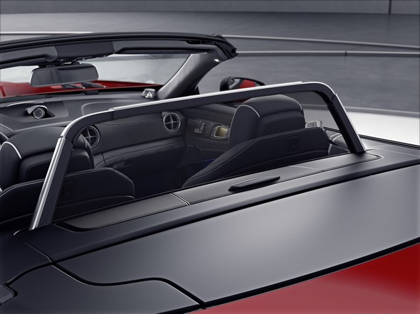 Mercedes-Benz SL. Windschott geöffnet Mercedes-Benz SL. Open draught-stop