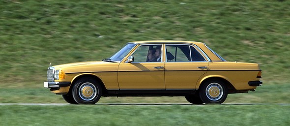 Olympiasieger Lars Riedel im Mercedes-Benz 500 SL am Start bei der Sachsen Classic 2016