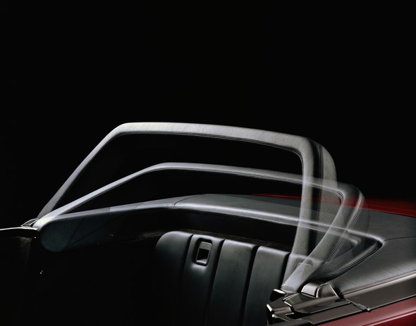 Caption orig.: Im Ruhezustand ist der Sicherheitsbügel, der aus einem U-förmigen, mit Polyurethan-Kunststoff umschäumten hochfesten Stahlrohr besteht, vor dem Verdeckkasten abgelegt. Dabei schließt er den Fond nach hinten ab und bildet mit dem Verdeckk