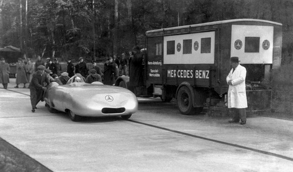 Herbst 1936: Mercedes-Benz stellt neue Geschwindigkeitsrekorde auf