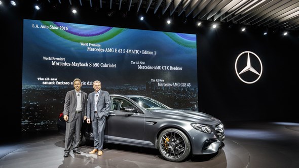 Mercedes-Benz & smart auf der Los Angeles Auto Show 2016: Dietmar Exler, Präsident und CEO von Mercedes-Benz USA und Tobias Moers, Vorsitzender der Geschäftsführung der Mercedes-AMG GmbH, präsentieren den neuen Mercedes-AMG E 63S Edition1.