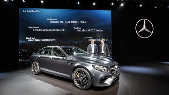 Mercedes-Benz & smart auf der Los Angeles Auto Show 2016: Dietmar Exler, Präsident und CEO von Mercedes-Benz USA und Tobias Moers, Vorsitzender der Geschäftsführung der Mercedes-AMG GmbH, präsentieren den neuen Mercedes-AMG E 63S Edition1.